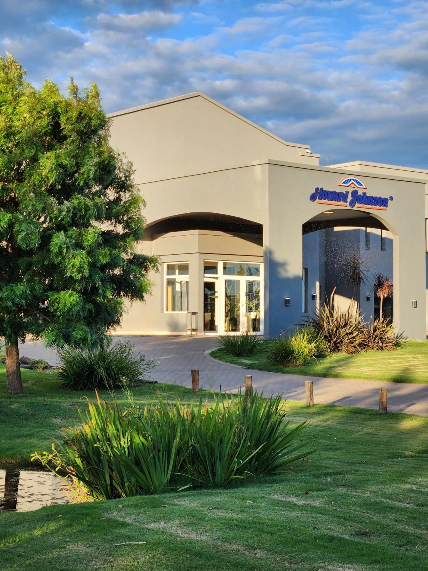 Howard Johnson Hotel & Resort 푸네스 외부 사진