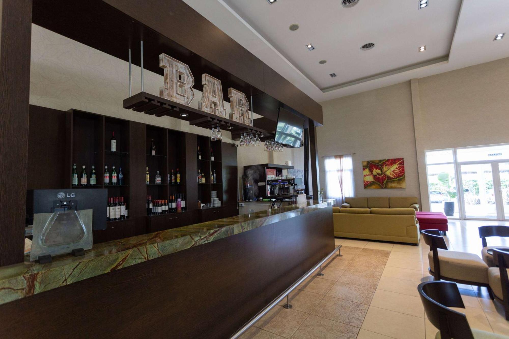 Howard Johnson Hotel & Resort 푸네스 외부 사진