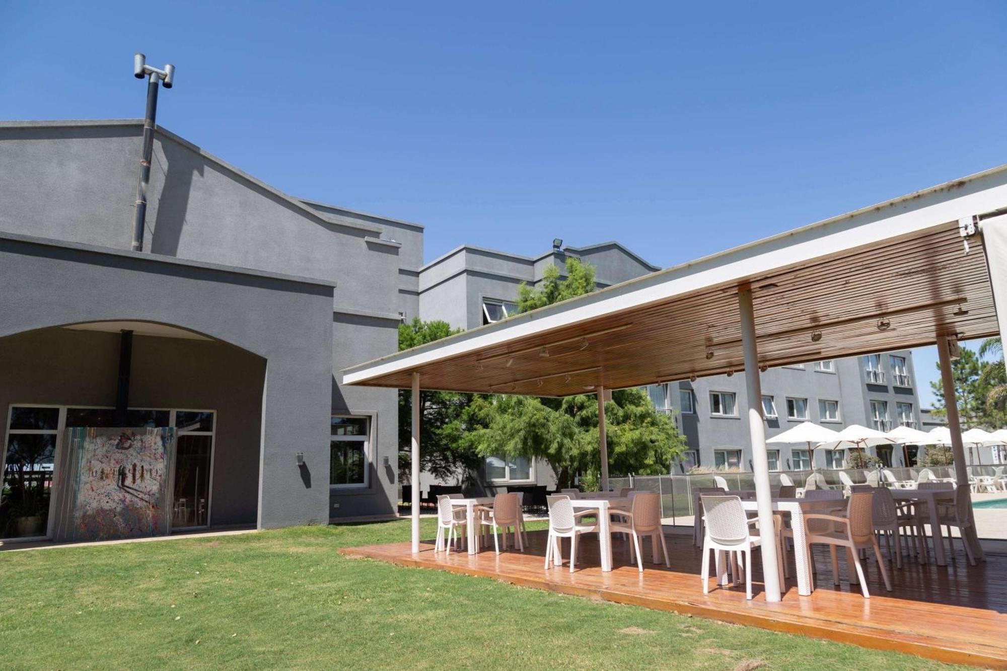 Howard Johnson Hotel & Resort 푸네스 외부 사진