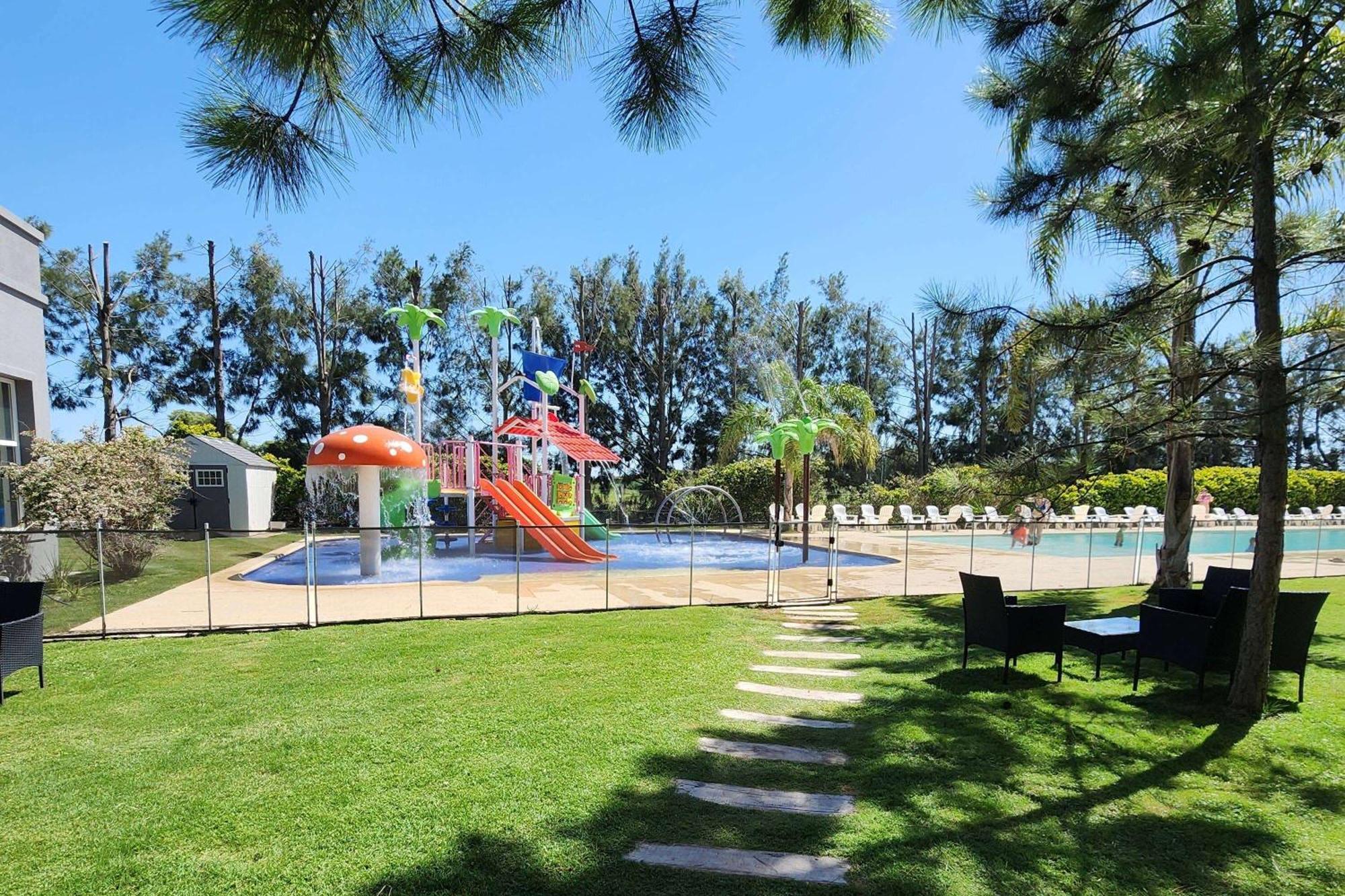 Howard Johnson Hotel & Resort 푸네스 외부 사진