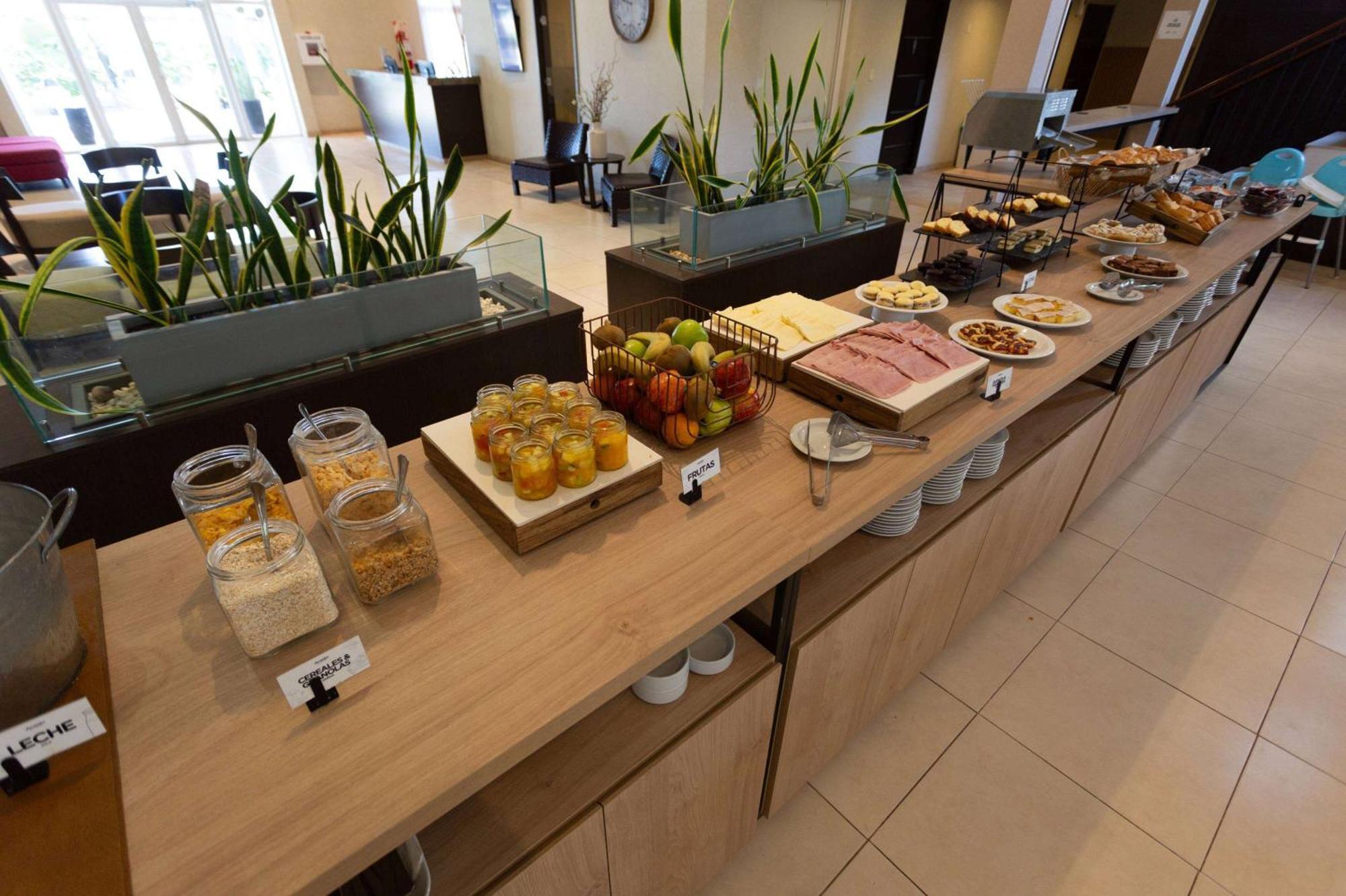 Howard Johnson Hotel & Resort 푸네스 외부 사진