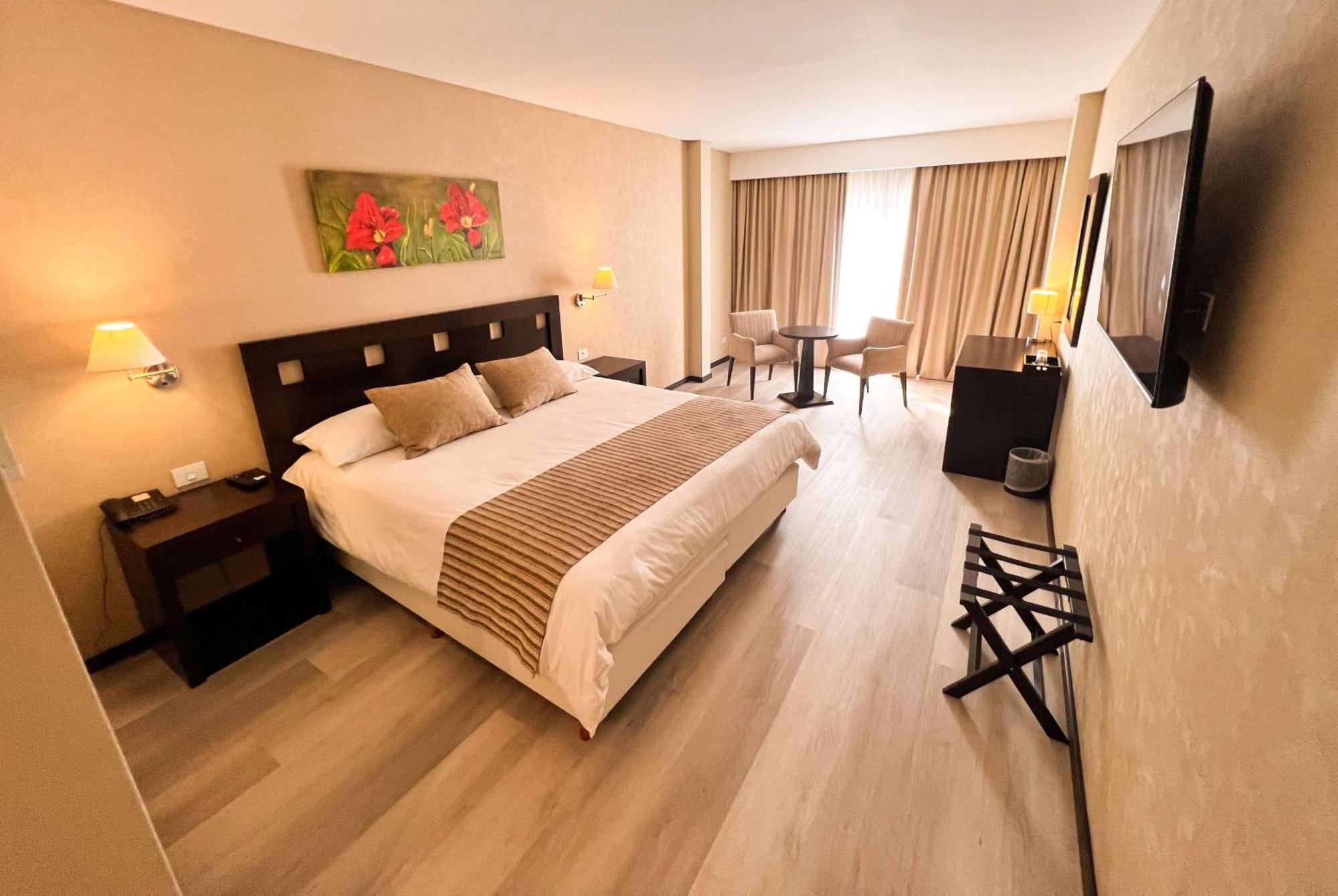 Howard Johnson Hotel & Resort 푸네스 외부 사진