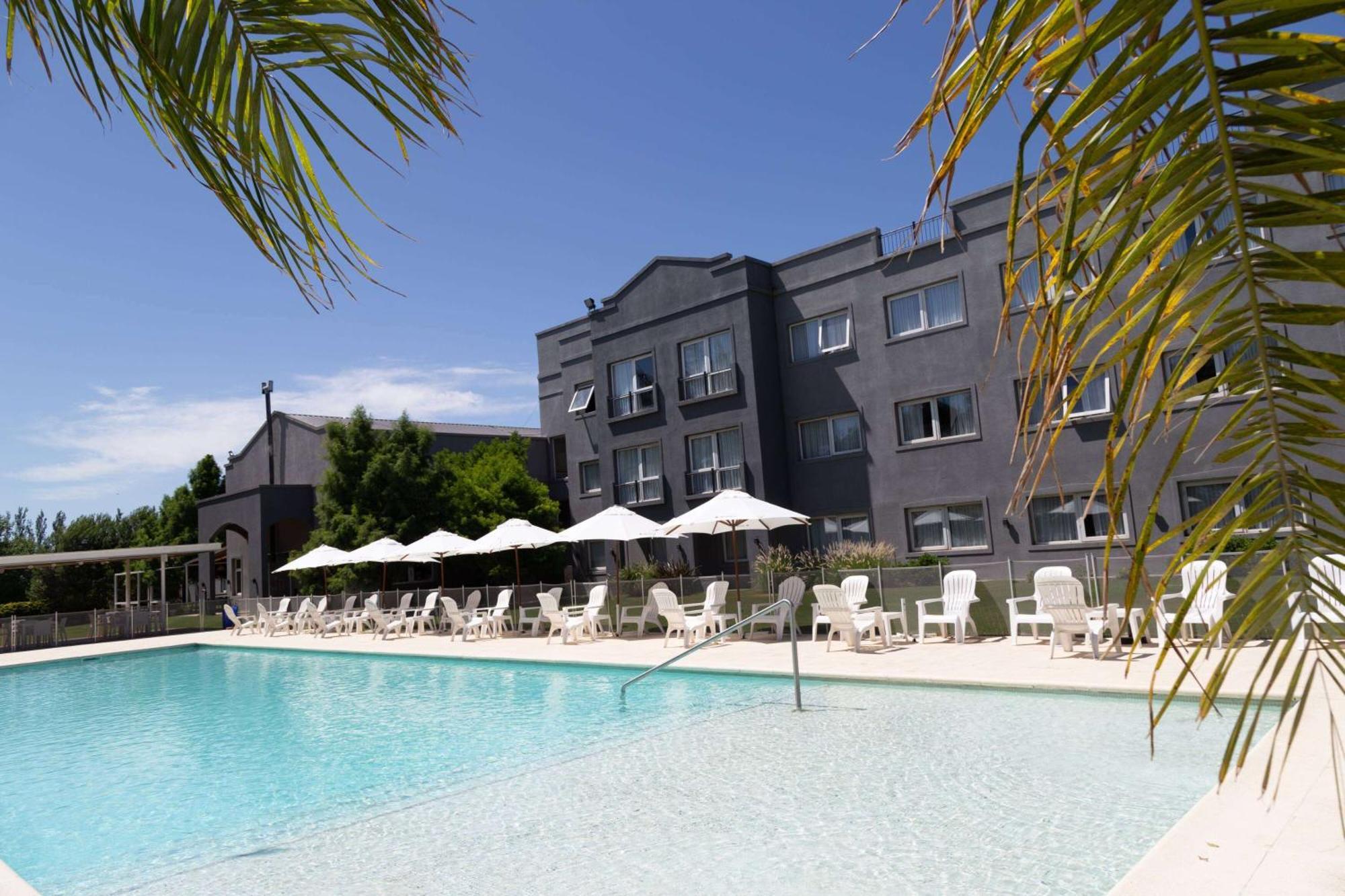 Howard Johnson Hotel & Resort 푸네스 외부 사진