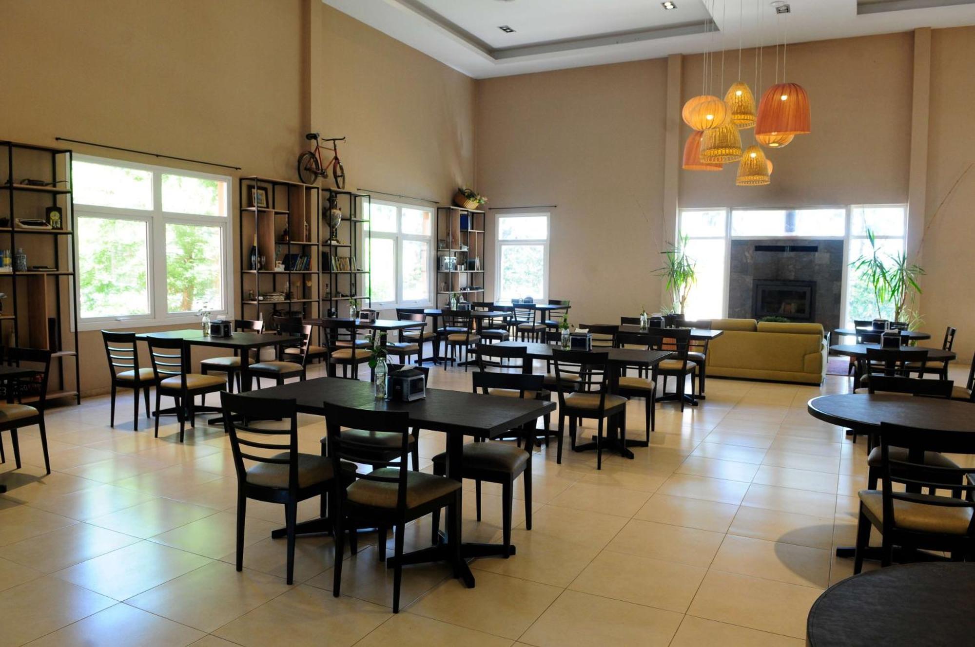 Howard Johnson Hotel & Resort 푸네스 외부 사진