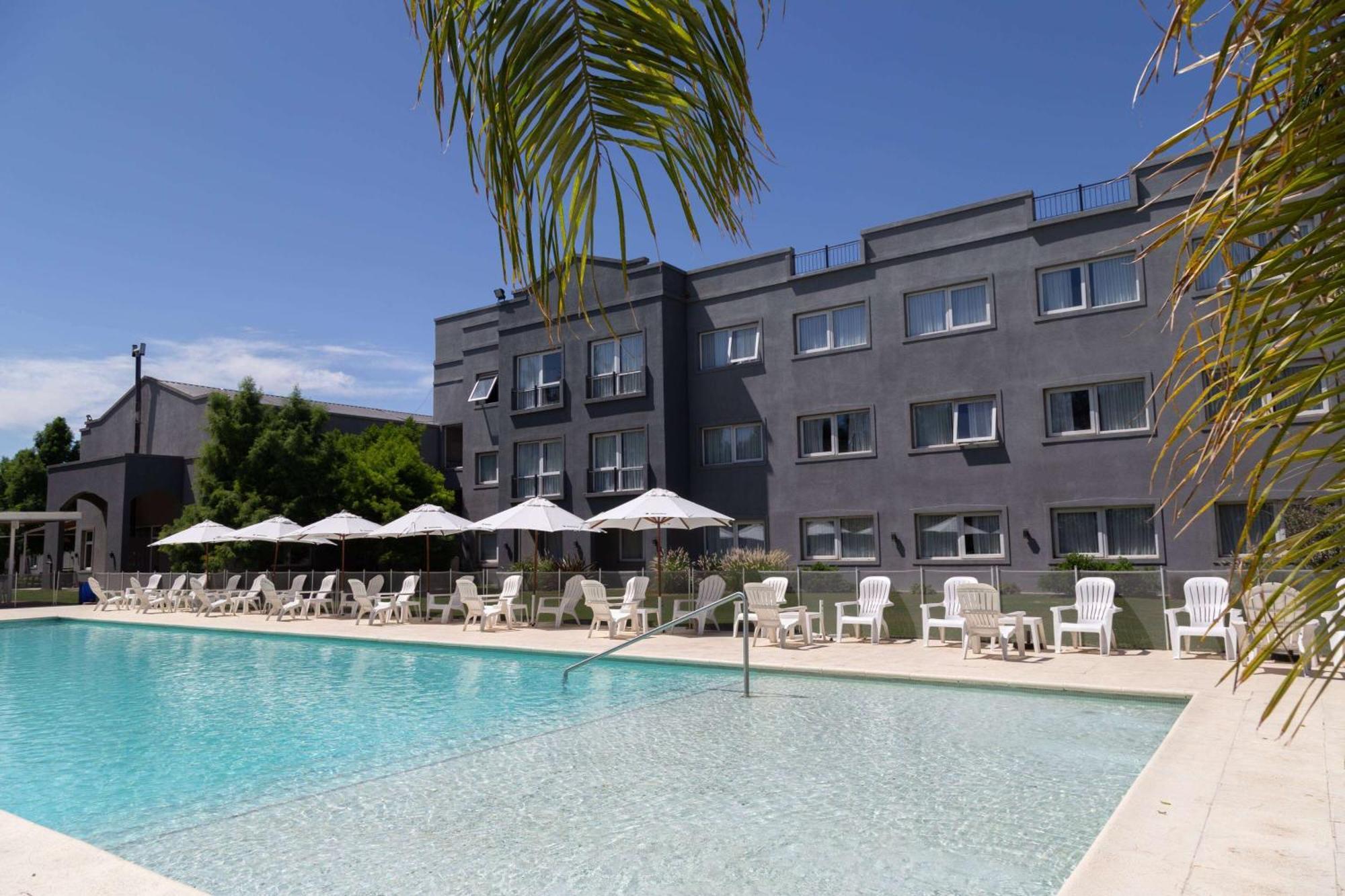 Howard Johnson Hotel & Resort 푸네스 외부 사진