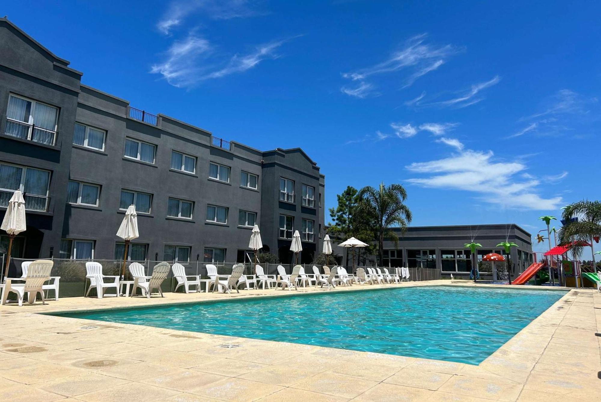 Howard Johnson Hotel & Resort 푸네스 외부 사진