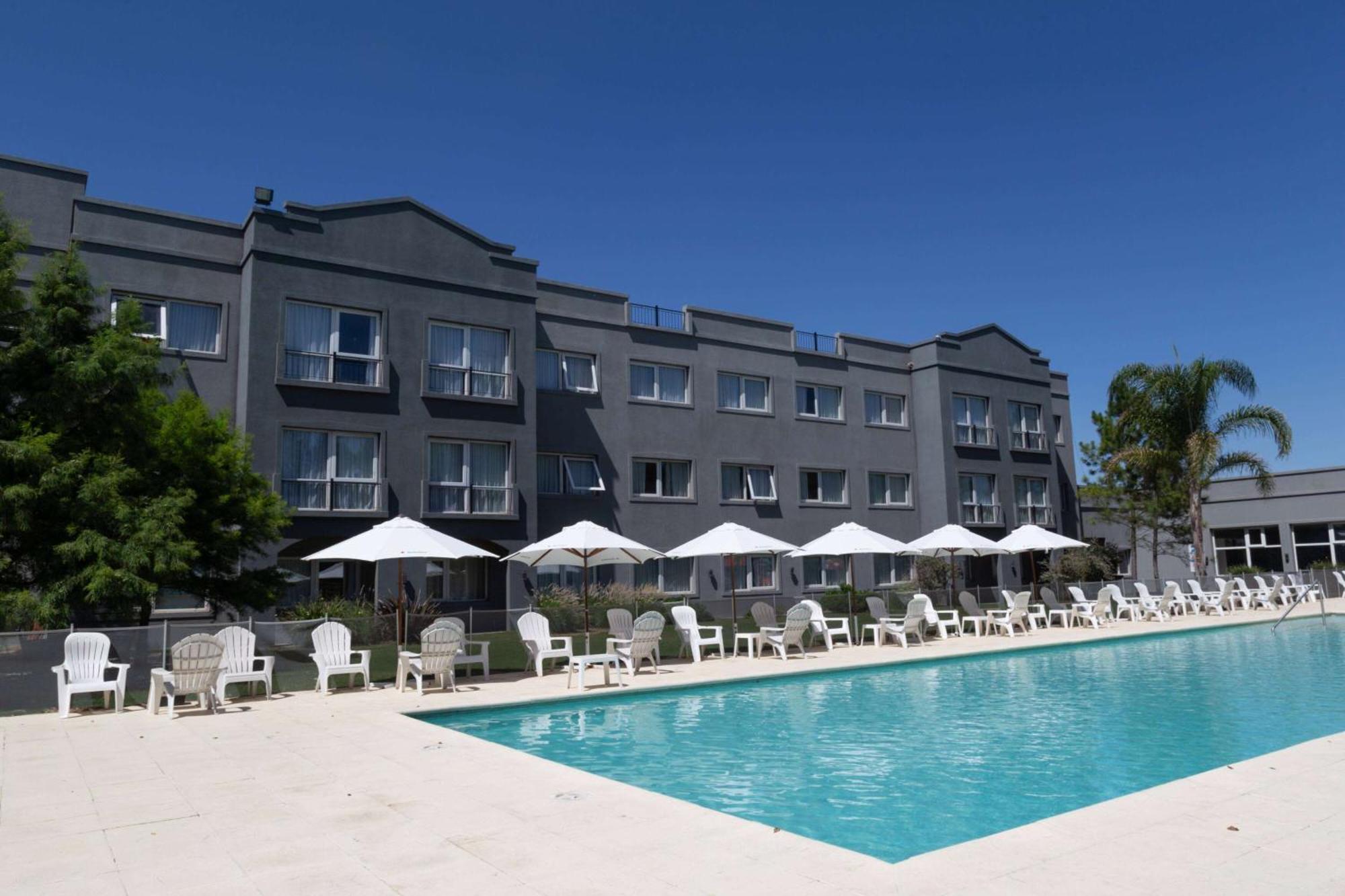 Howard Johnson Hotel & Resort 푸네스 외부 사진