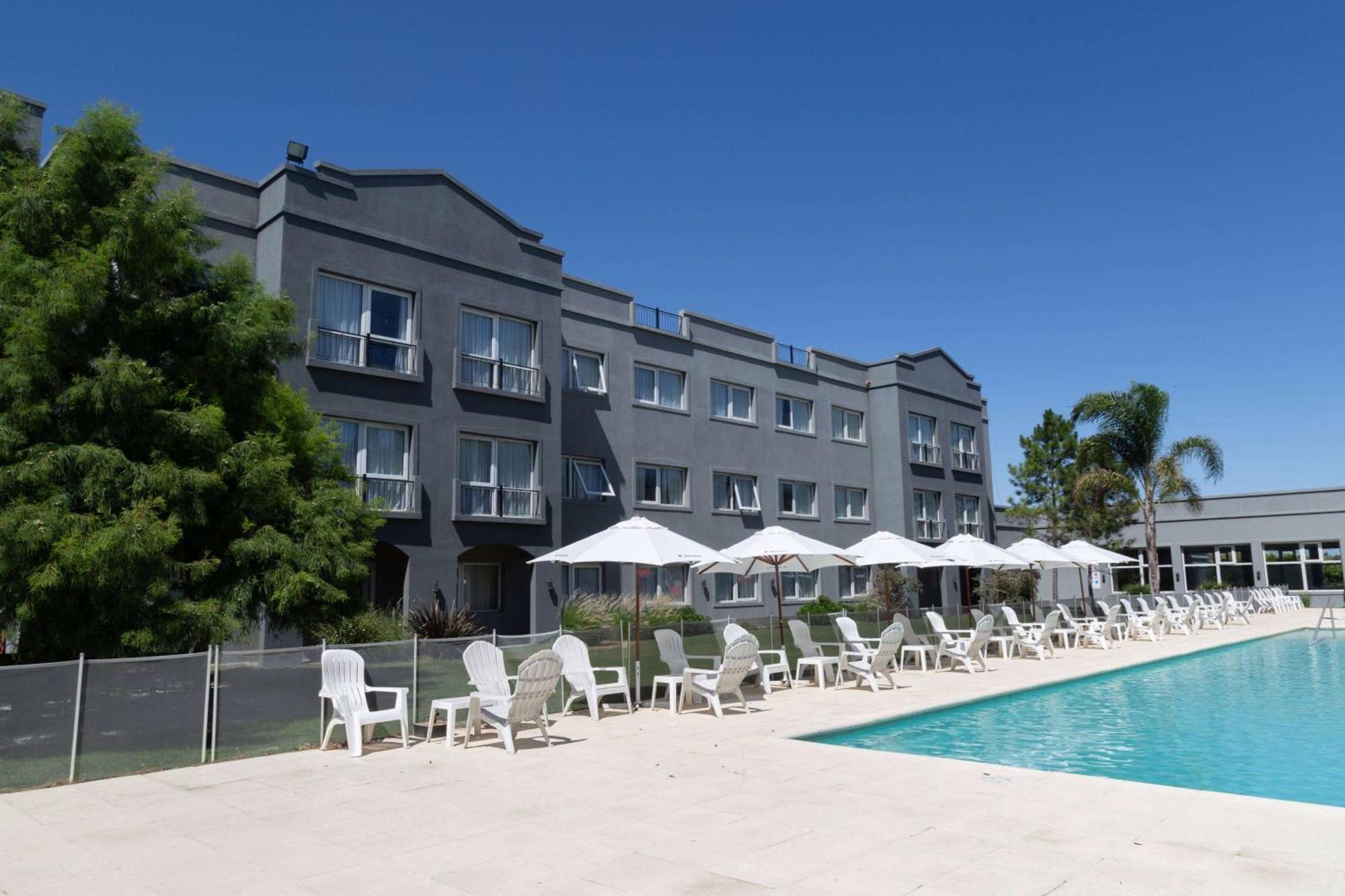 Howard Johnson Hotel & Resort 푸네스 외부 사진