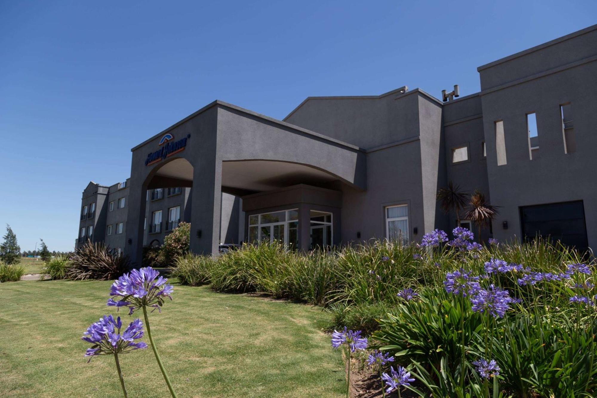 Howard Johnson Hotel & Resort 푸네스 외부 사진