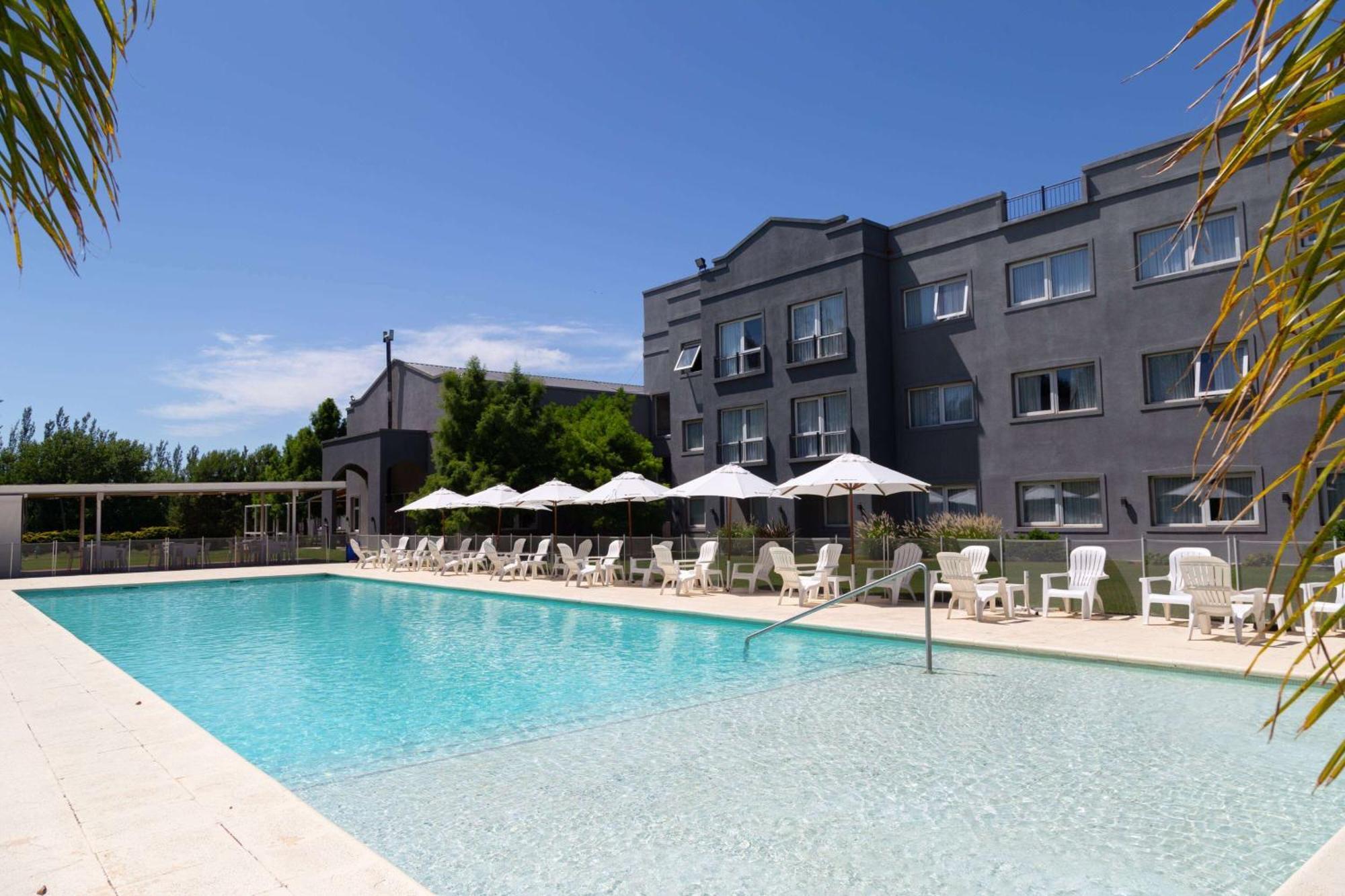 Howard Johnson Hotel & Resort 푸네스 외부 사진