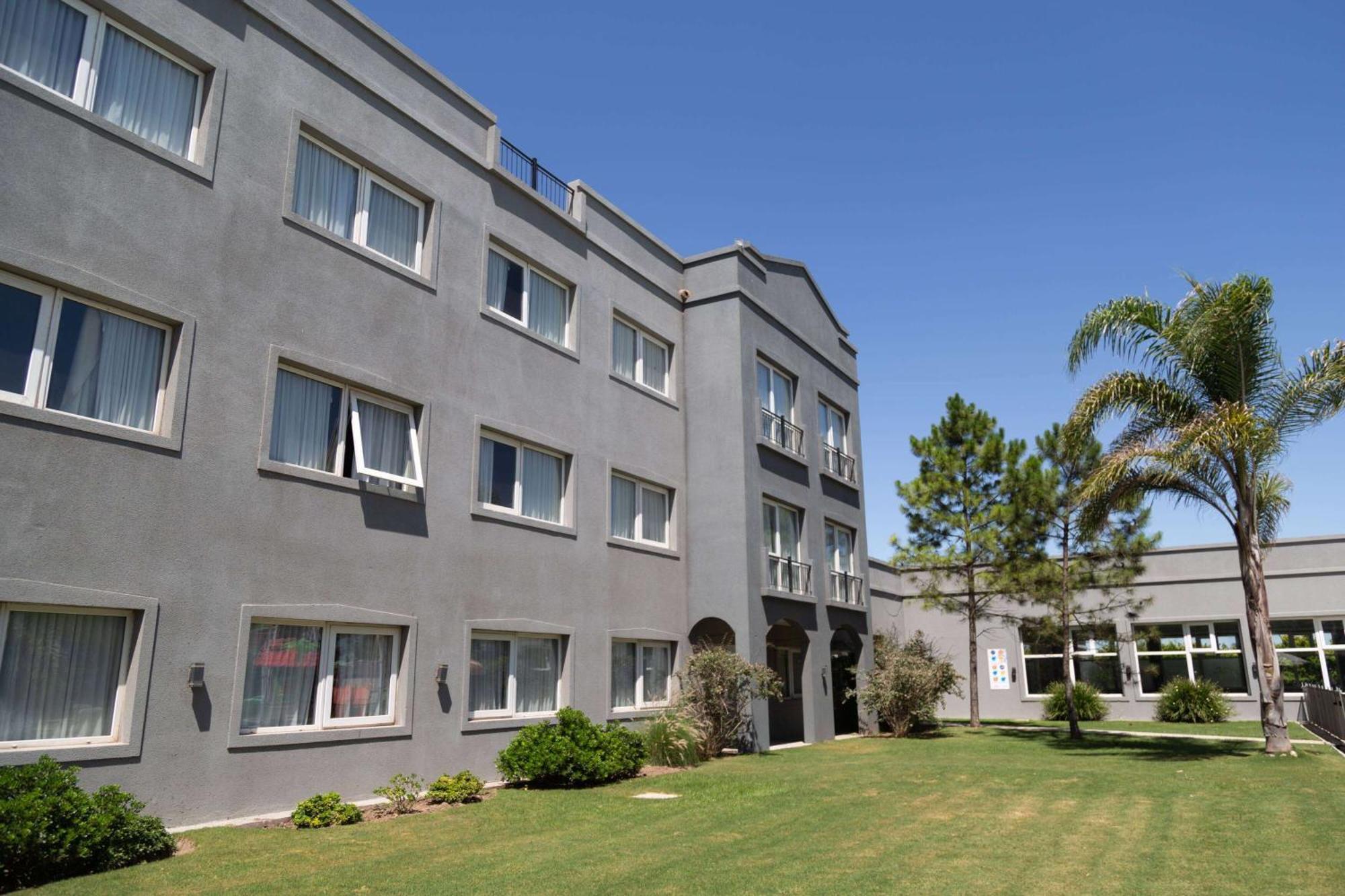 Howard Johnson Hotel & Resort 푸네스 외부 사진